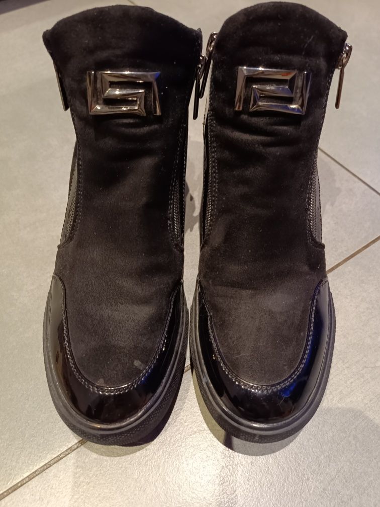 Zamszowe buty na koturnie.