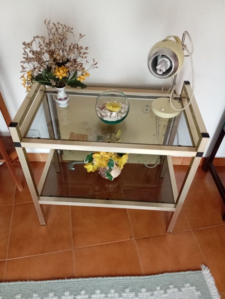 Mesa de apoio emetal dourado e vidro