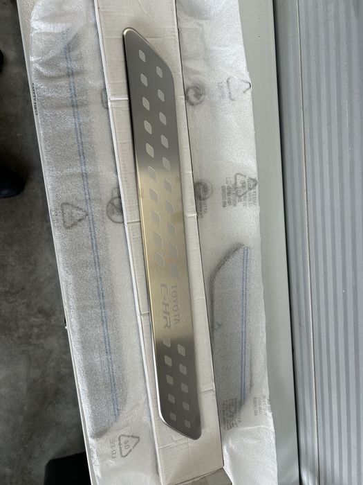 Aluminiowe listwy na progi Toyota C-HR 16-23r ORYGINALNE