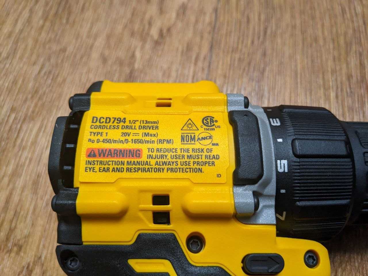 Безщітковий шуруповерт Dewalt DCD794D1