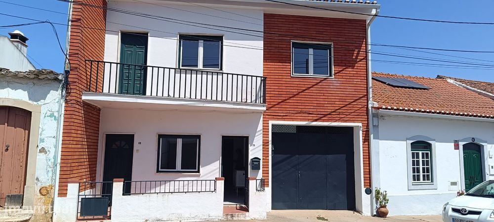 Moradia V5 com logradouro e 10 boxes para cavalos