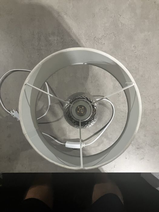 Lampka stołowa z materiałowym kloszem