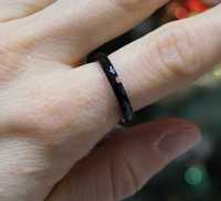 Czarny ceramiczny pierścionek frezowany 16