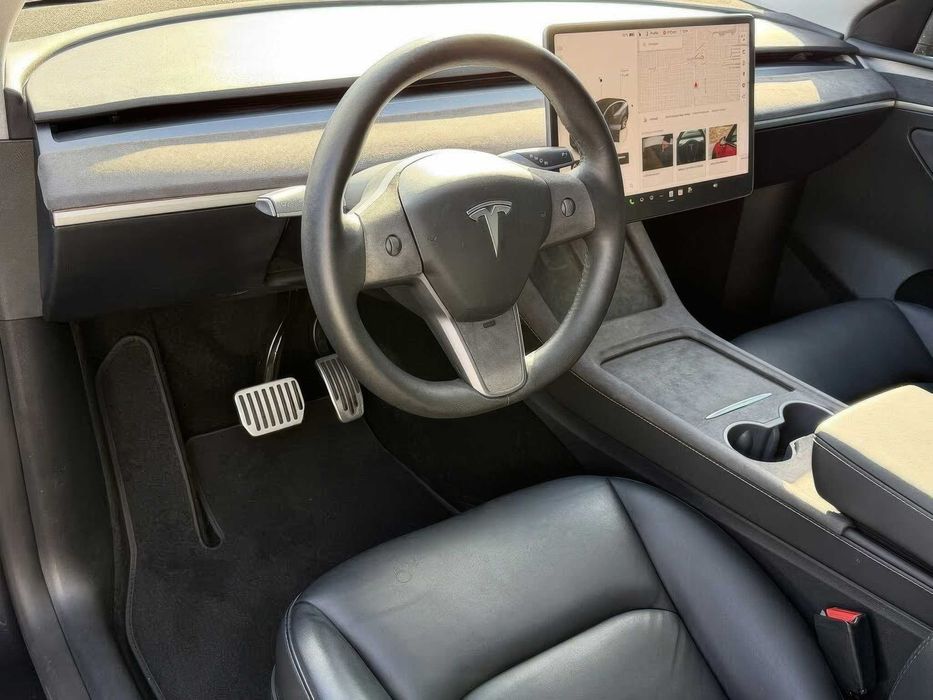 Tesla Model Y Long Range      2024