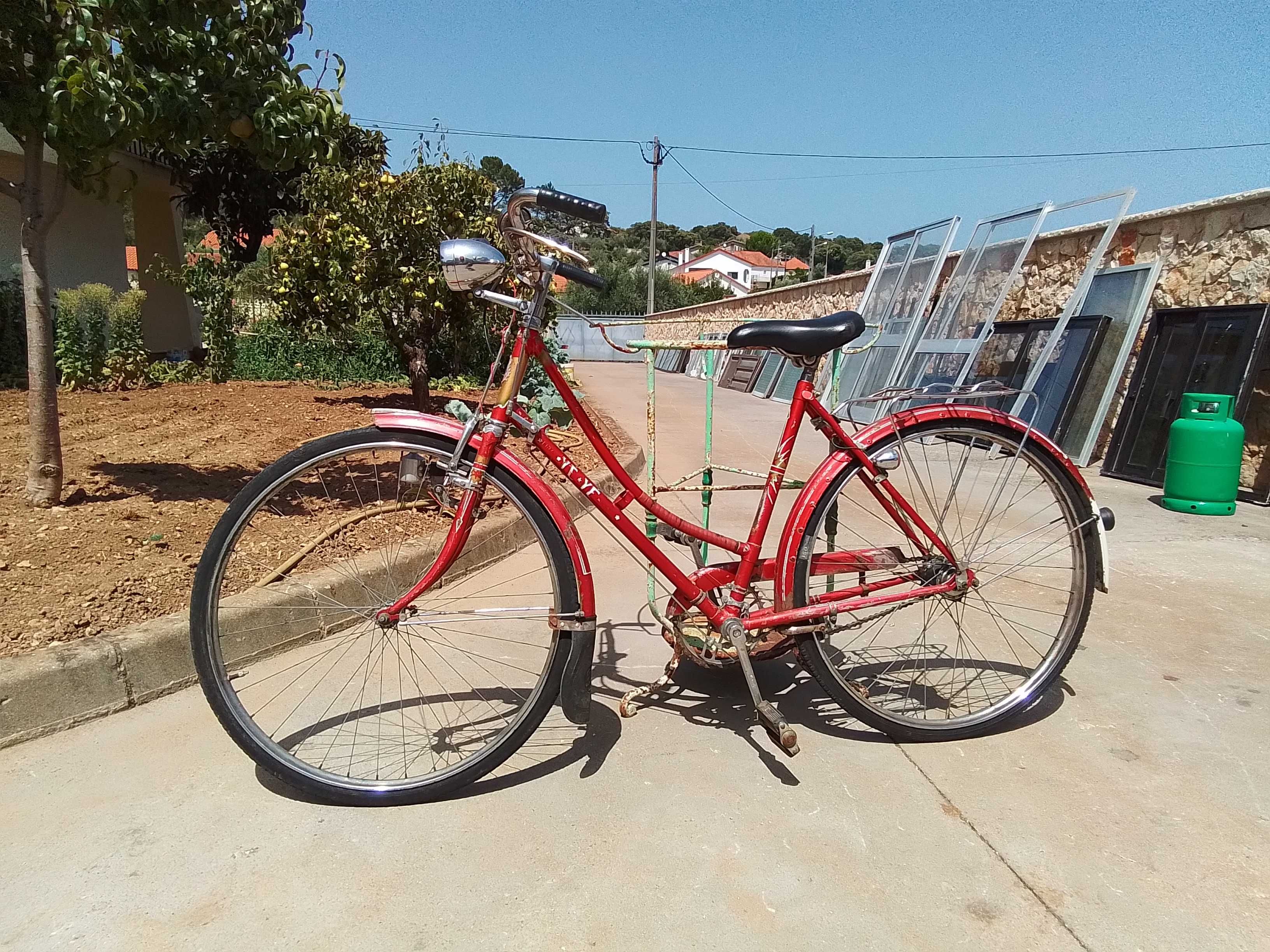 Bicicleta de senhora  em bom estado