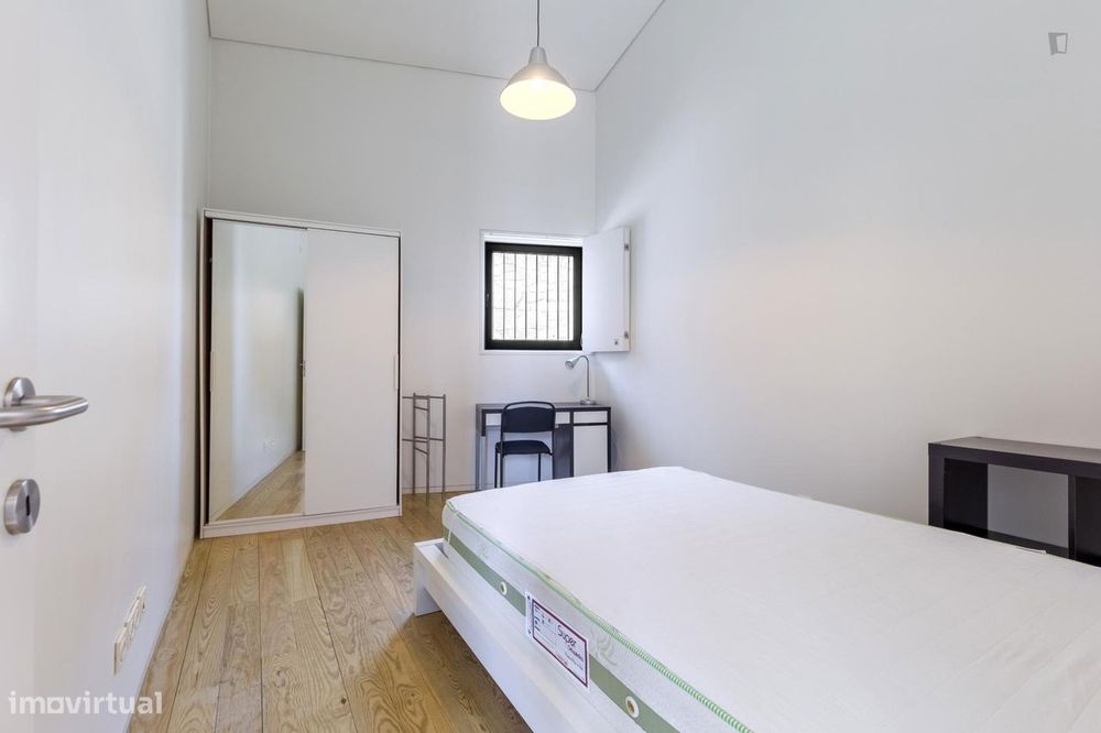 154428 - Quarto com cama de casal em casa com 4...