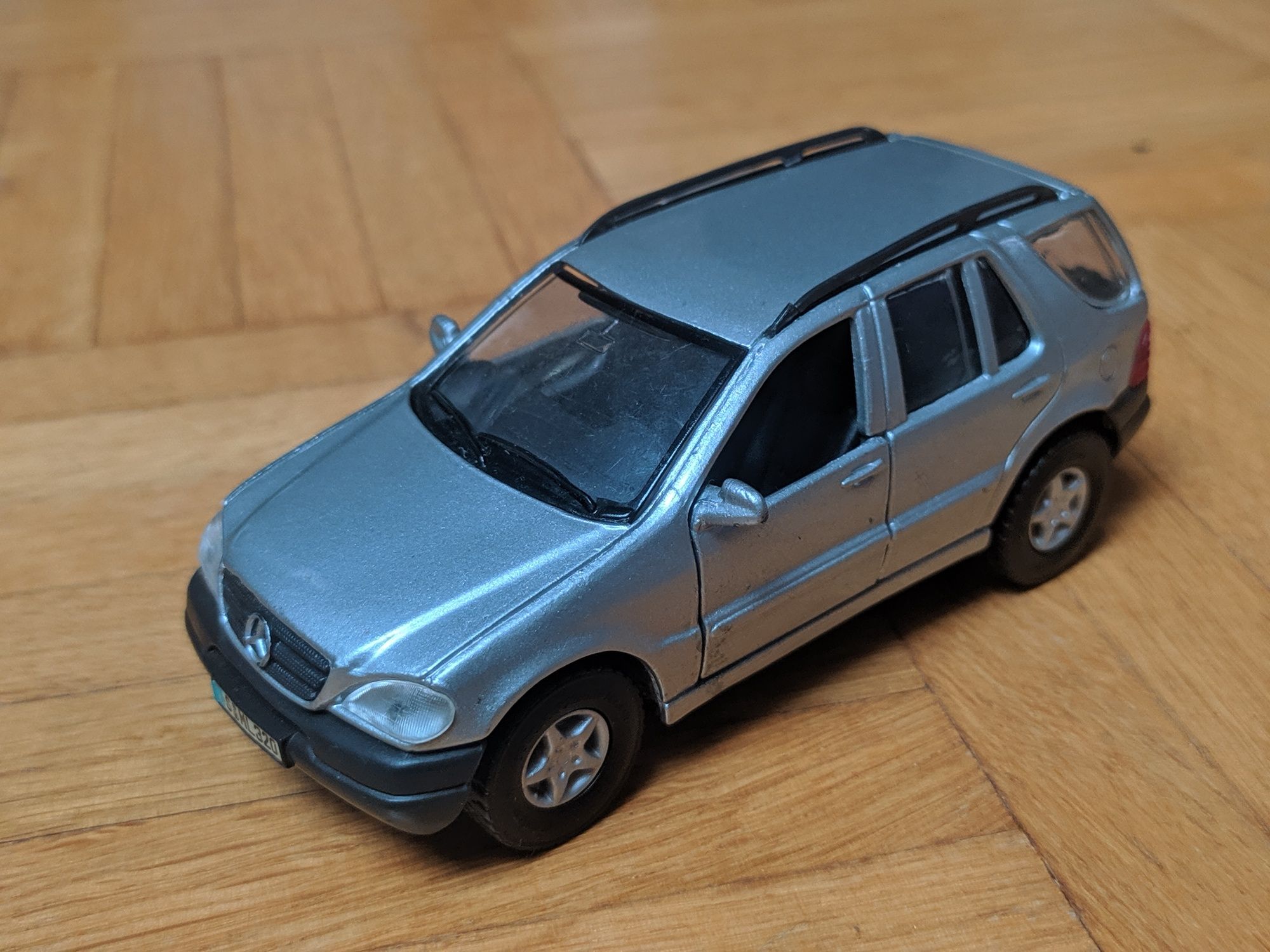 Maisto Mercedes Benz ML 320 1/43