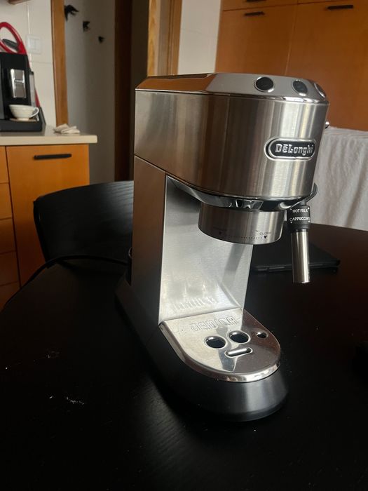 Máquina café delonghi dedica style