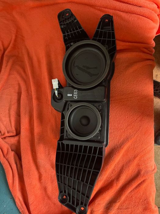 SUBWOOFER KIA CEED III