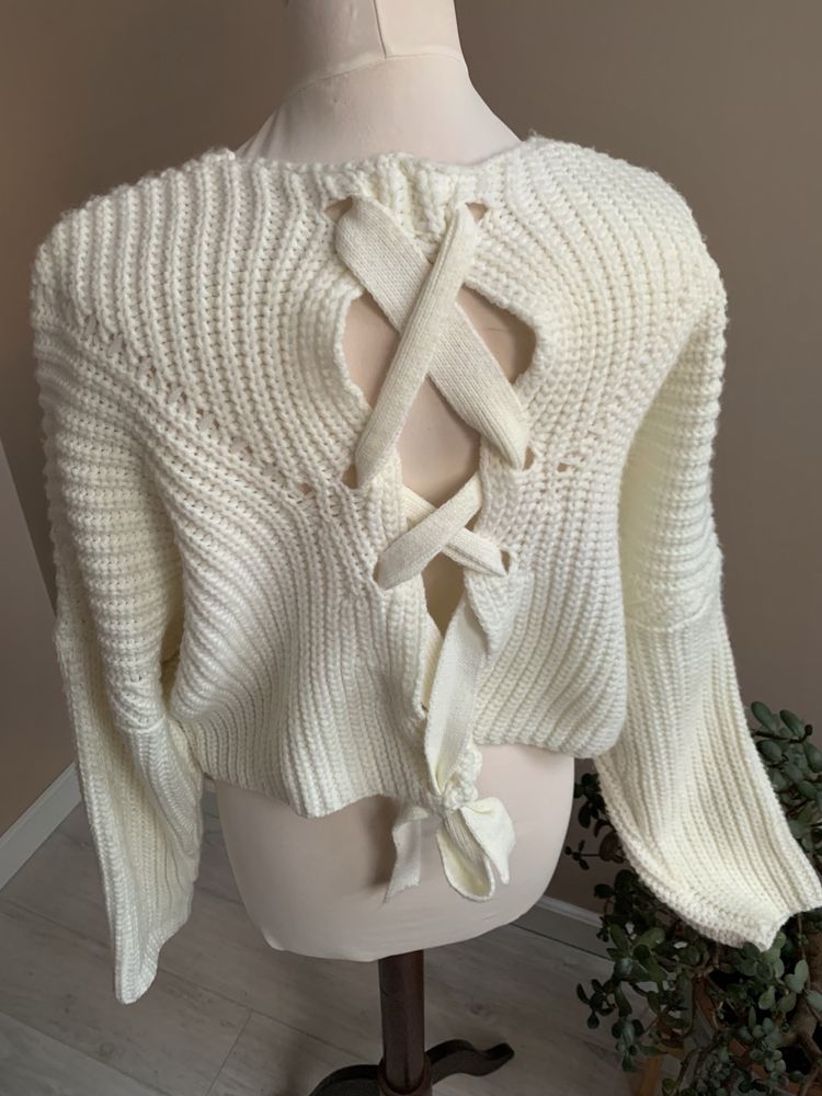 Missguided sweter o ciekawym krótszym kroju z wiązanym tyłem, r.M