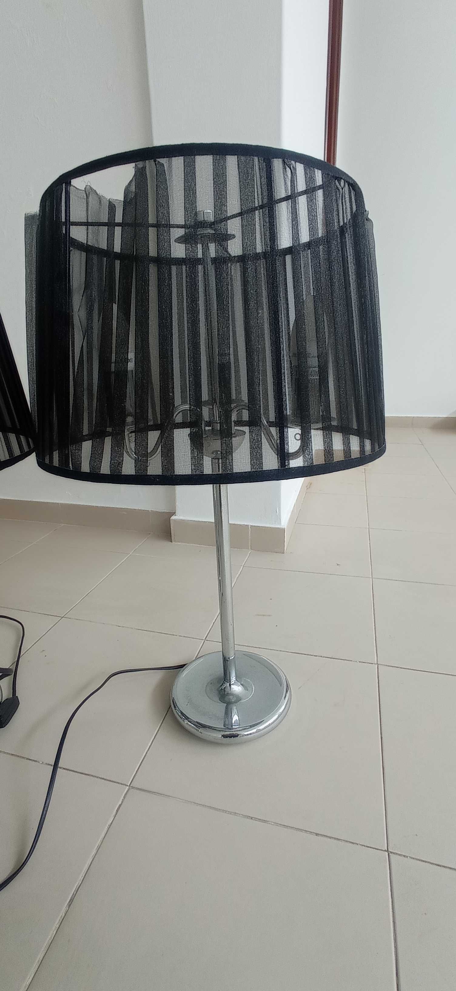 Conjunto de candeeiros, um de teto e dois de pé