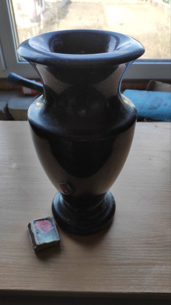 Гранітна чорна ваза
