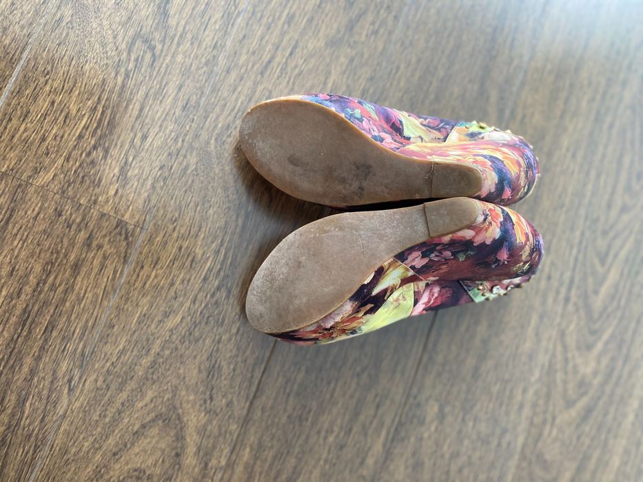 Sapato florido de cunha.