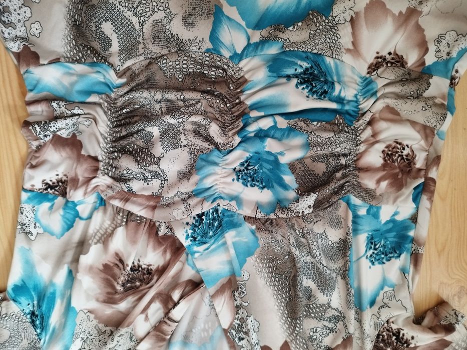 Chłodna lejąca sukienka midi drapowana plus size