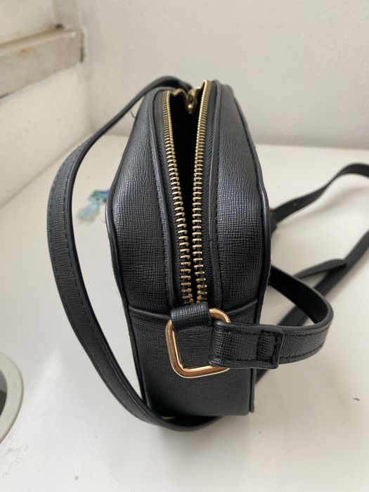 Bolsa preta a tiracolo da marca Vilanova