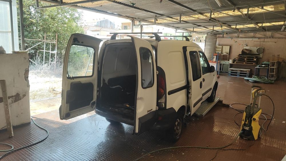 Kangoo 1.9D muito boa de motor encontra se em trabalho