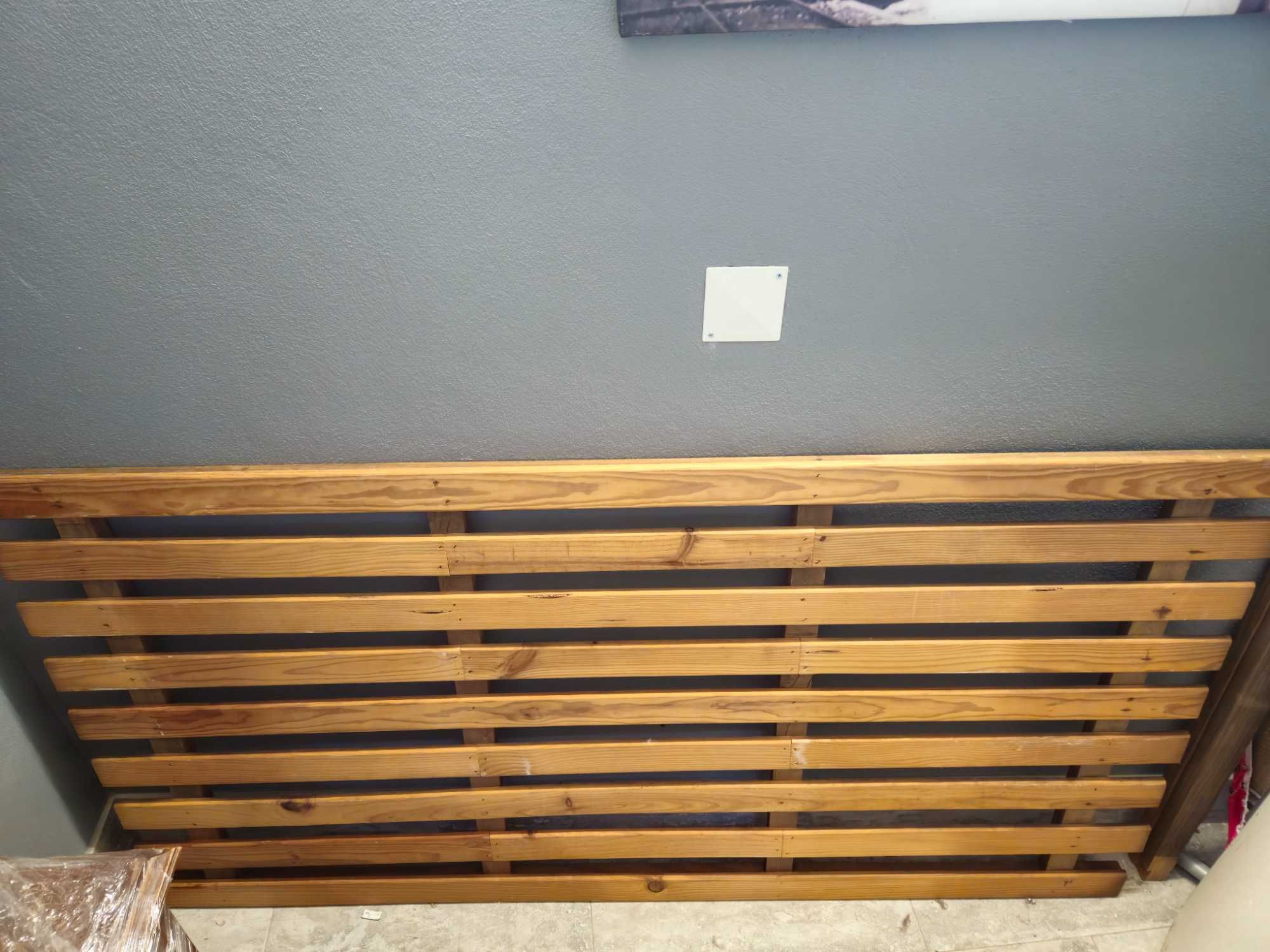Cama solteiro com colchão e mesinha cabeceira