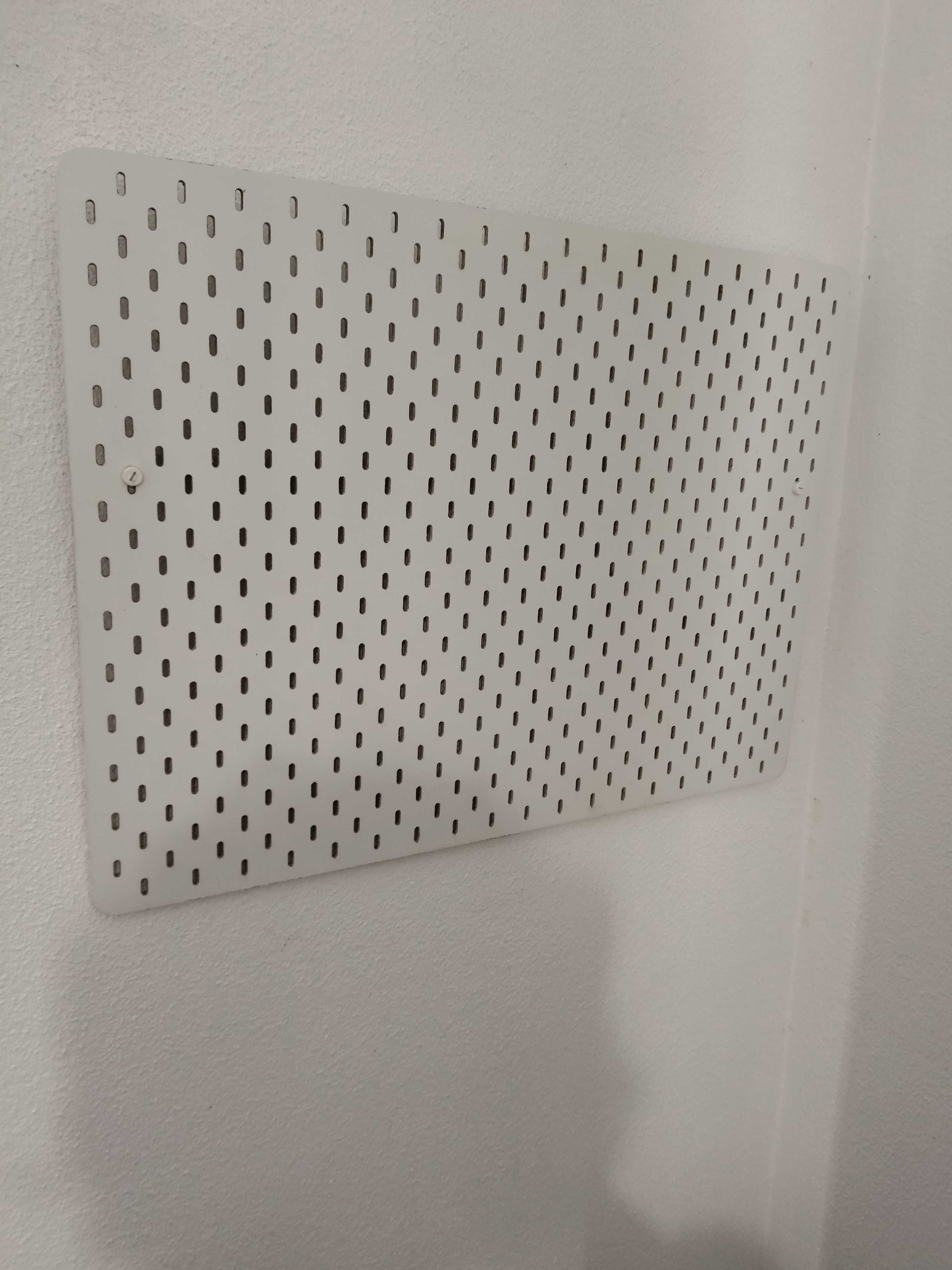 Suporte parede com prateleiras Skadis Pegboard IKEA.