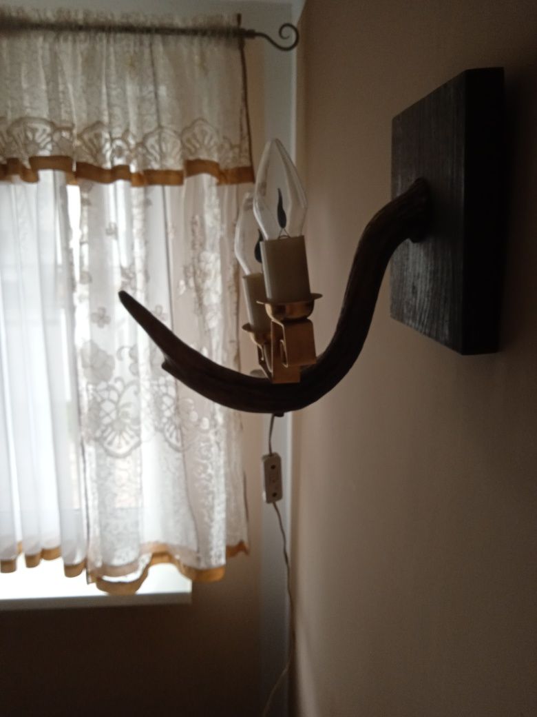 Lampka z rogu poroża niespotykana kinkiet rękodzieło