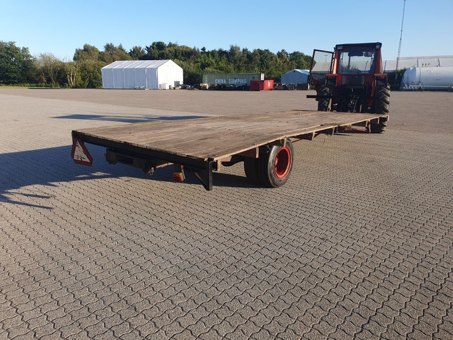 Przyczepa do bel słomy platforma