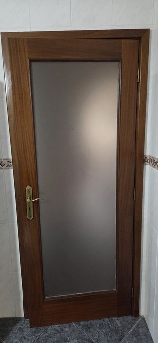 Porta interior em madeira, com vidro em excelente estado.