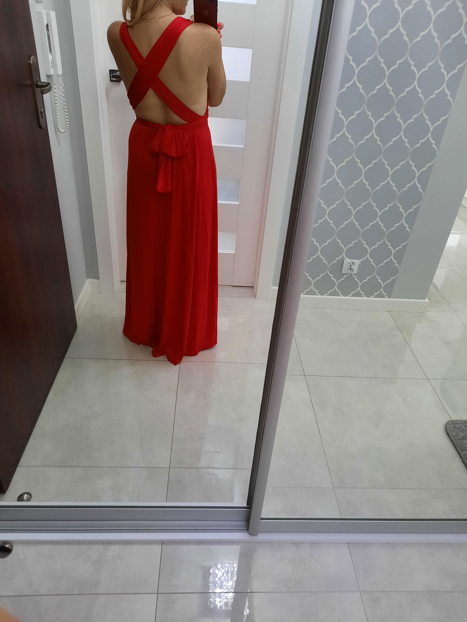 Czerwona sukienka wiązana na wiele sposobów
