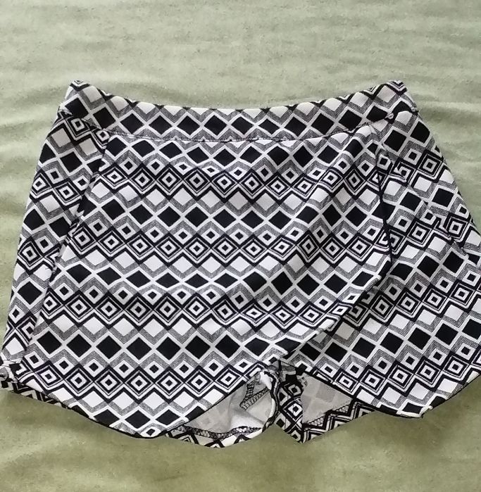 Calções em axadrezado preto-branco, marca Amisu, tamanho 34.