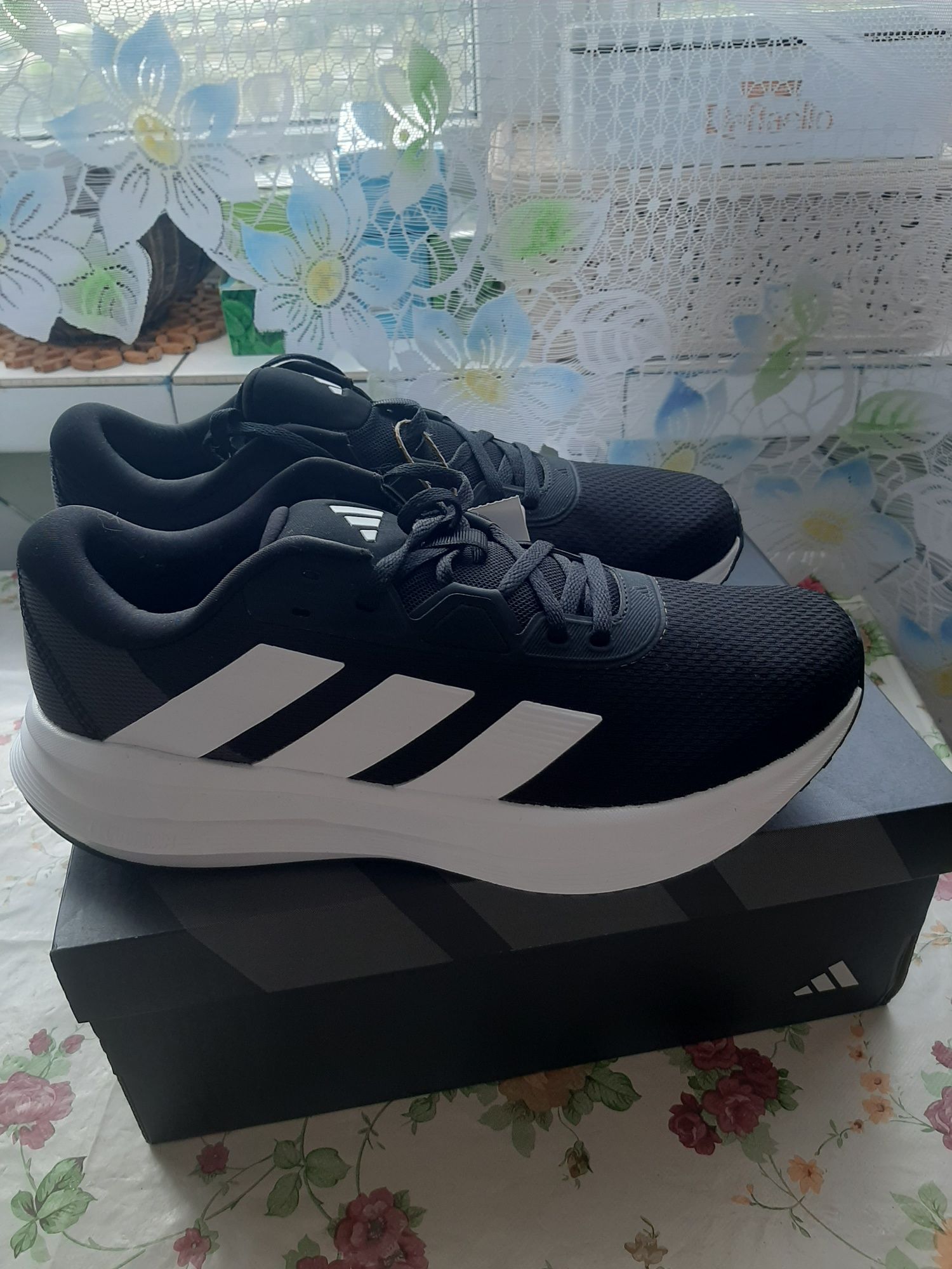 Кроссовки Аdidas белые и чёрные