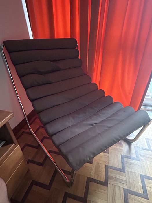 Poltrona castanha cromada