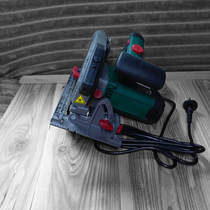 Мережева ручна циркулярна дискова пила Parkside PHKS 1350 C2 паркетка