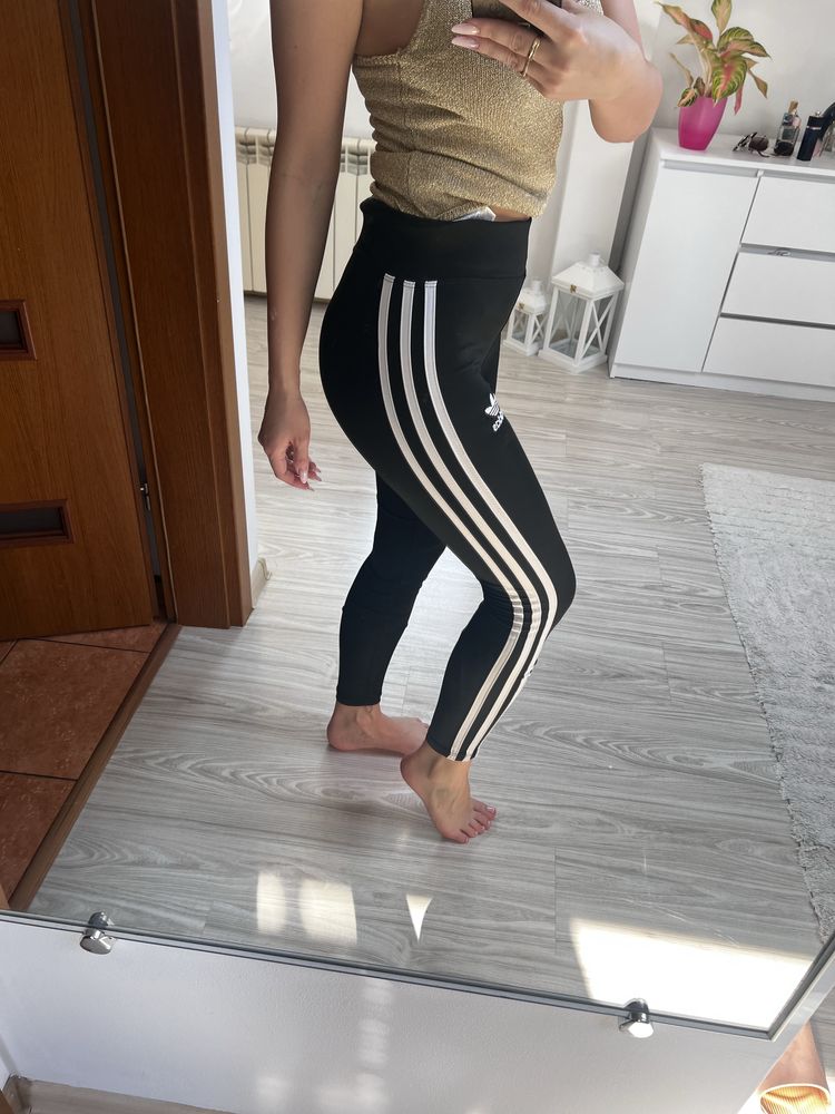 Czarne pegginsy adidas