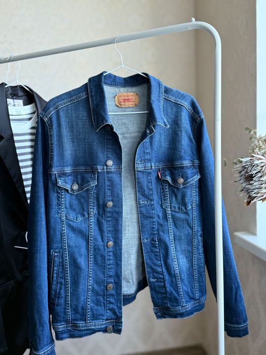 Джинсова куртка жіноча