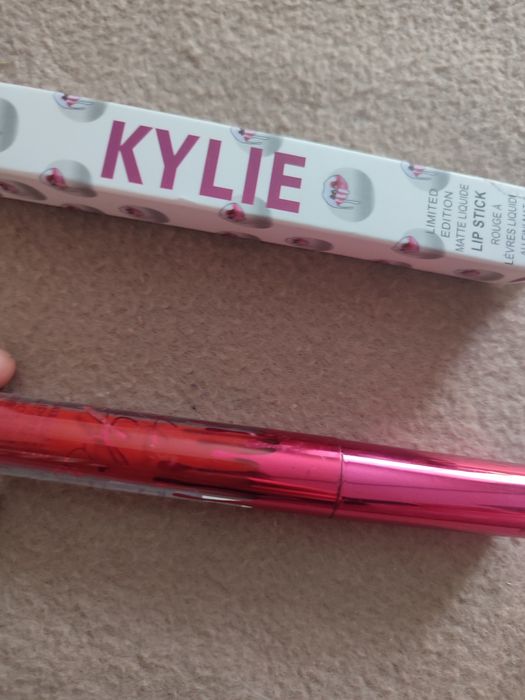 Błyszczyk Kylie zastygający piękny kolor