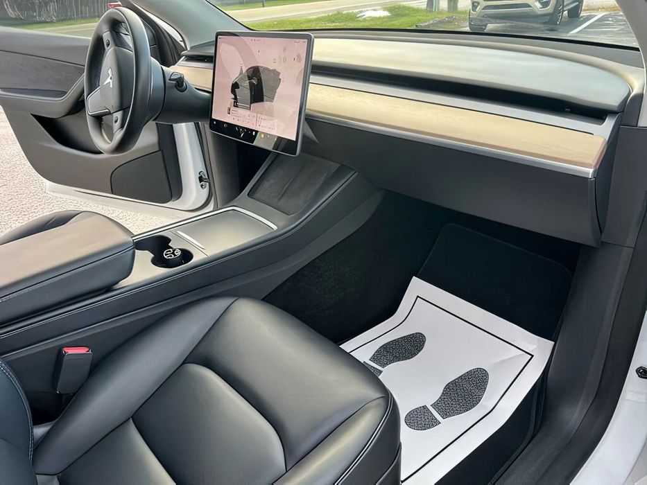 Tesla Model Y      2022