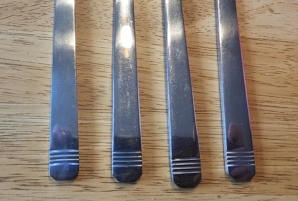 4 noże stołowe (cztery sztuki)