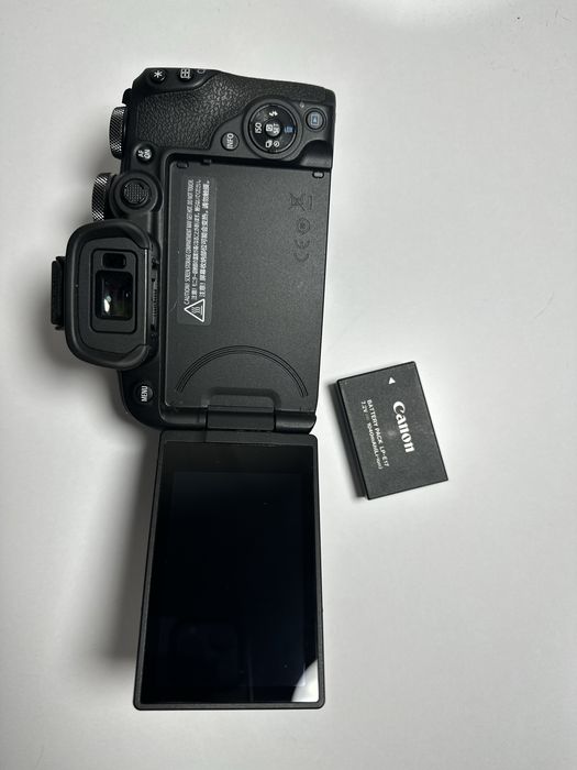 Продам Canon R10 с объективом RF-S 18–150 мм