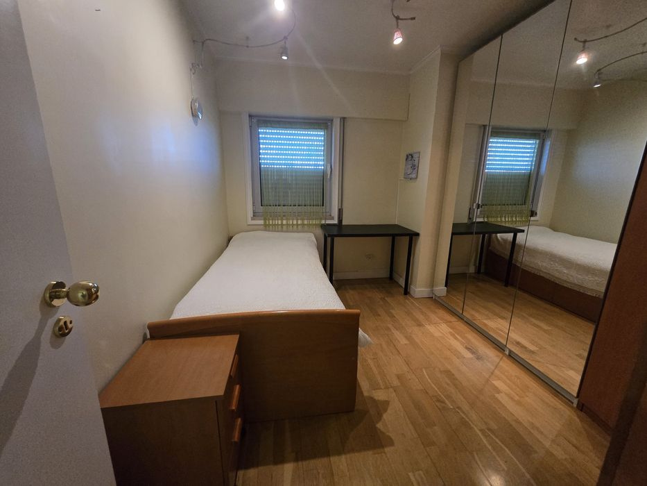 Cama de solteiro e mesa