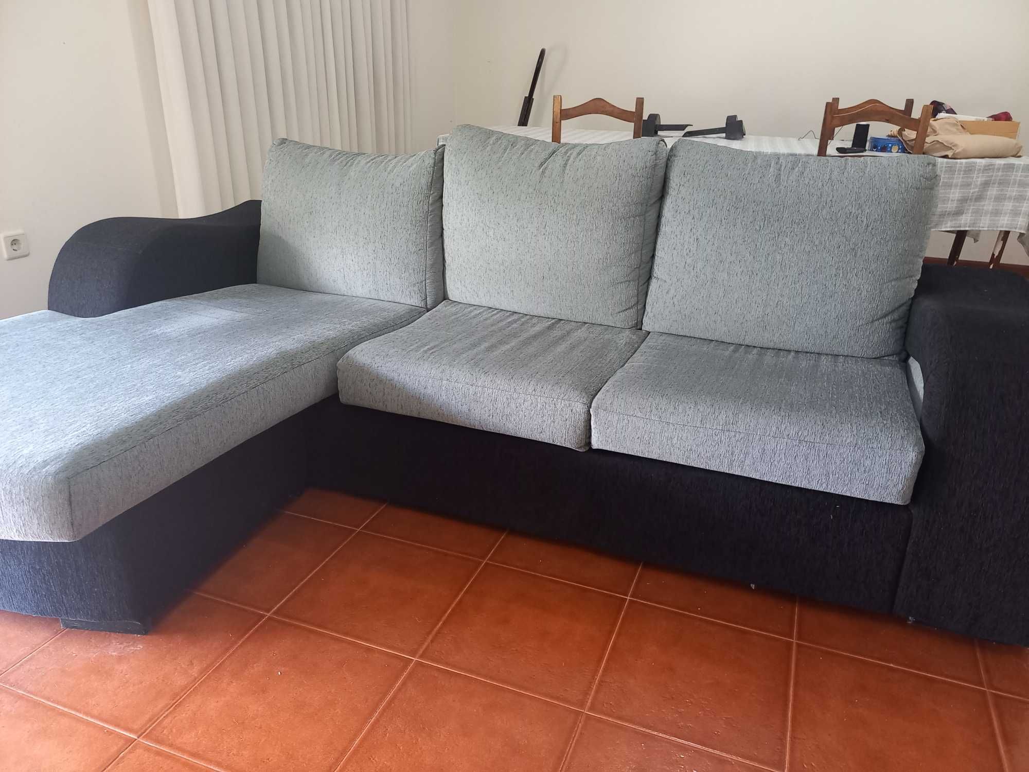 Sofa em tecido cinza preto c/chaise longue