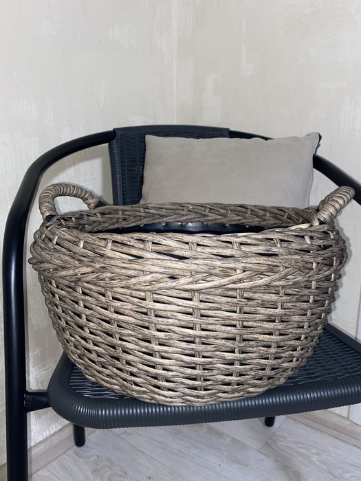 Кошик плетений з ротангу з ручками