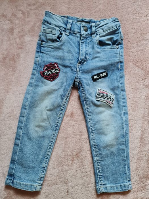 Reserved Spodnie jeansy z motocyklowymi naszywkami r.92