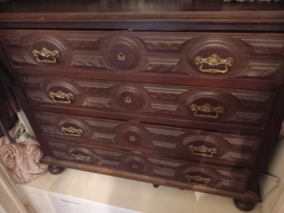 Mesa de cabeceira e cómoda com quatro gavetas