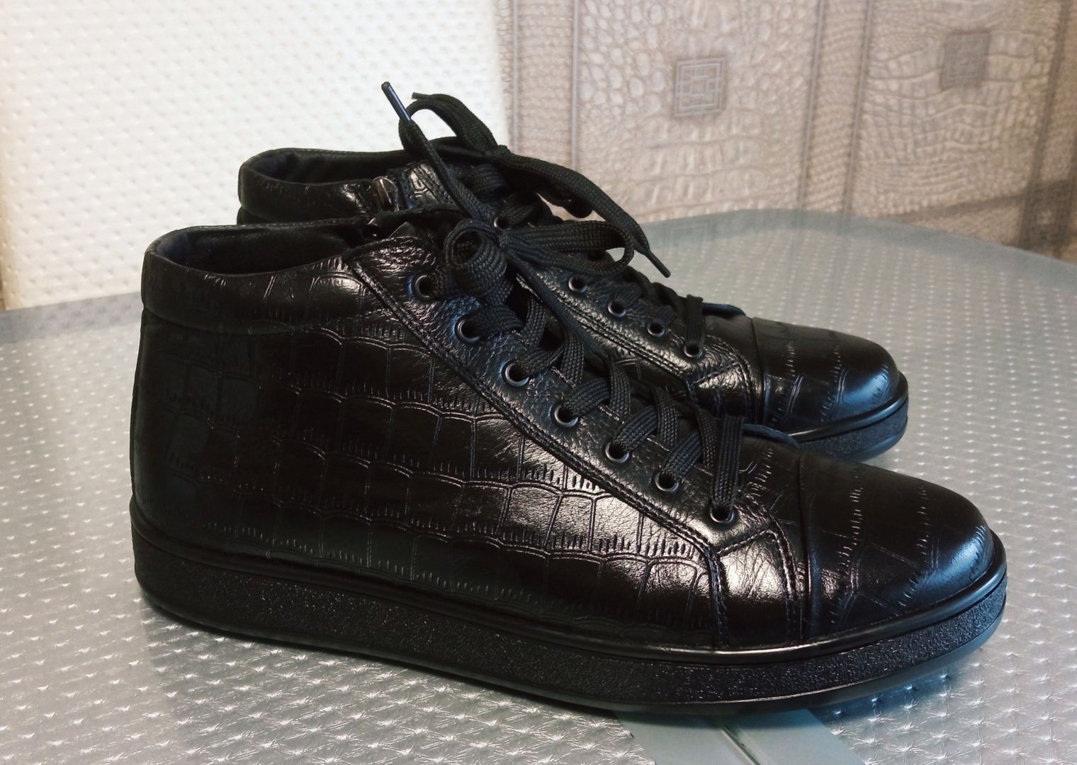 Новые ботинки из натур. кожи под рептилию, цвет черный