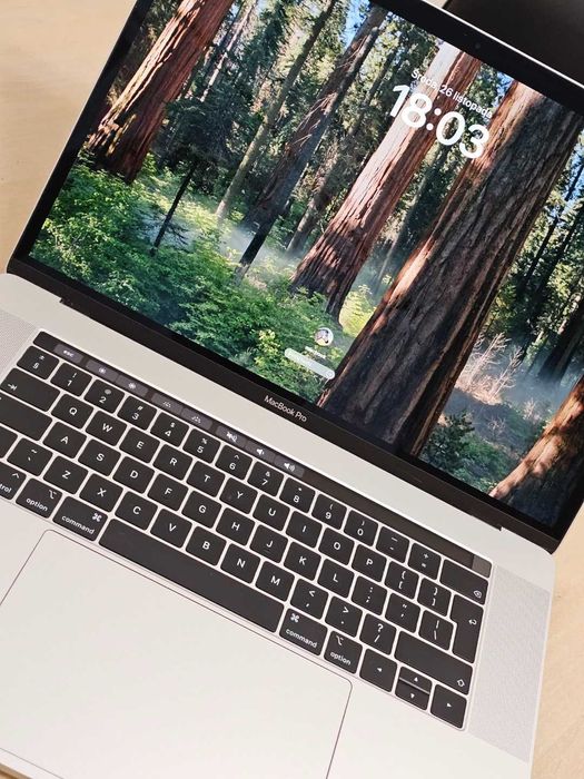 Macbook PRO 15 touchbar ( i7 / 16 / 512 )