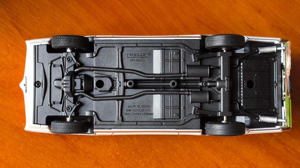 Машинка Pontiac GTO 1989 1/24 Welly