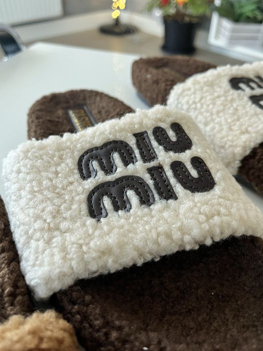 Klapki  Miu Miu.