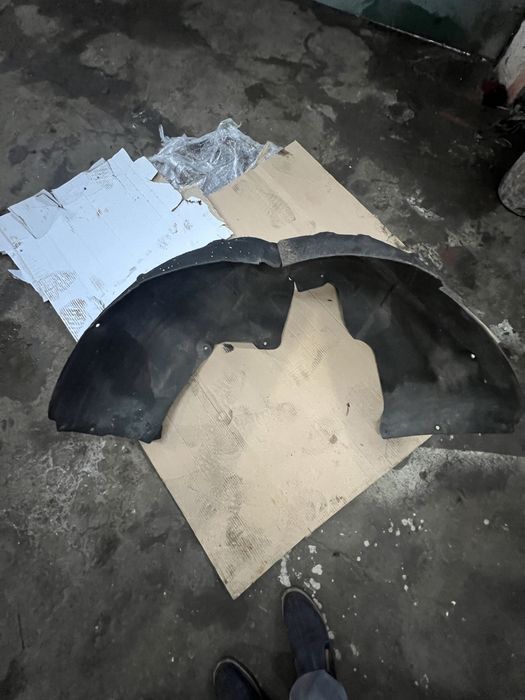 Задний левый подкрылок tesla3