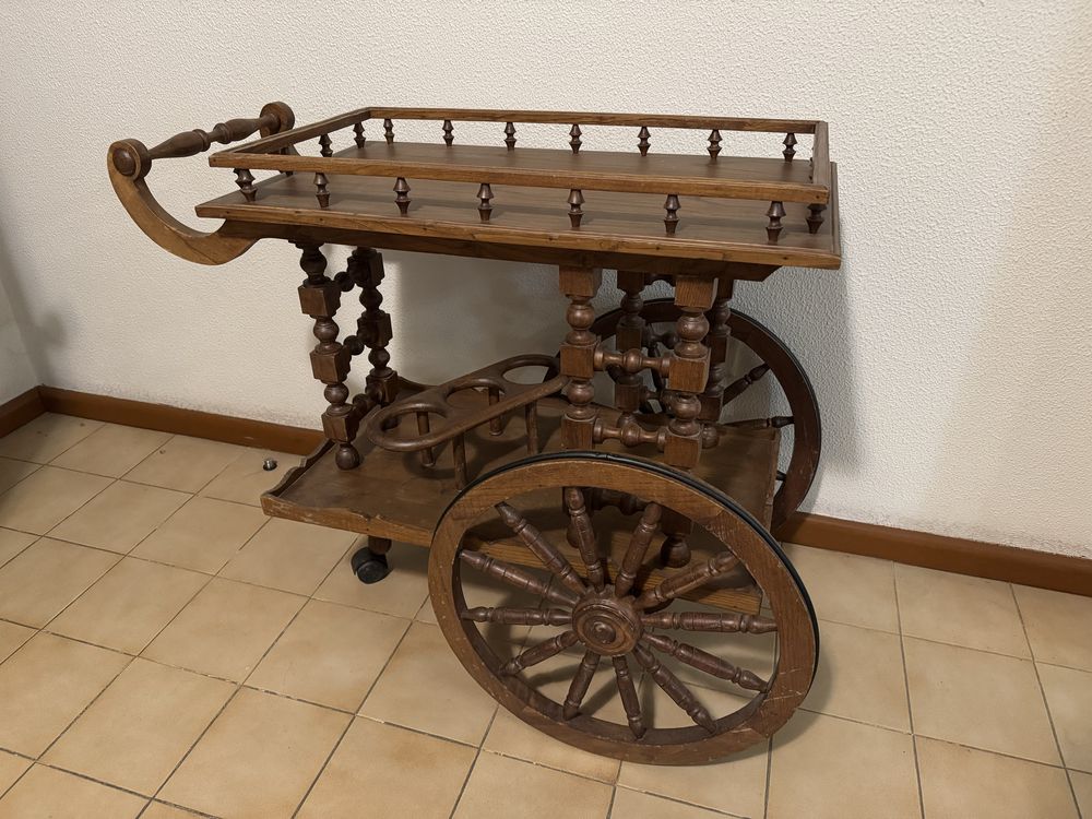 Carrinho de bebidas de madeira antigo