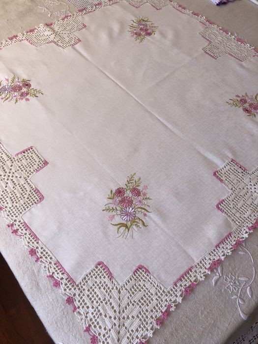 Toalha em tecido alinhado e croche nº12 ( varias )