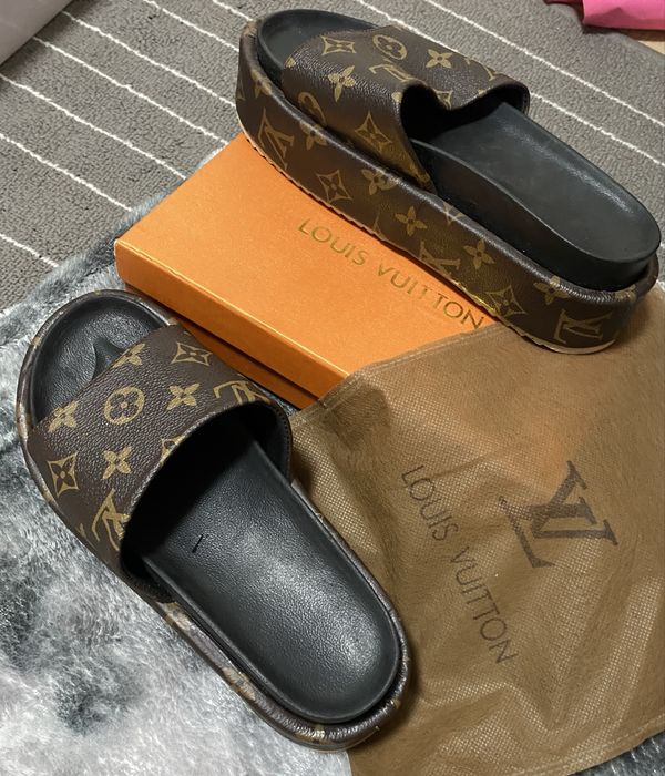 Letnie klapki damskie monogram – wygodne i stylowe