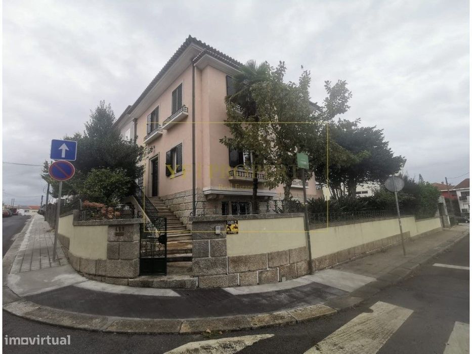 Moradia T4 com jardim na Rua de Belém